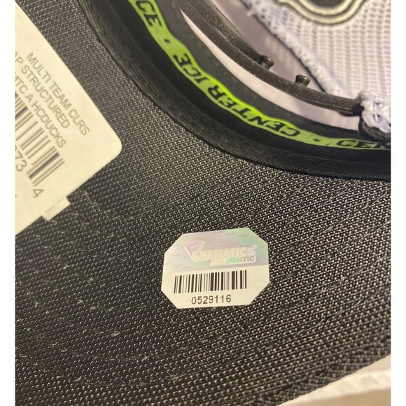 Corey Perry Signed 1st Hat trick HAT 2010 New W Case With Cert Of Authenticity - Picture 5 of 5